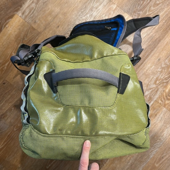 Patagonia black hole duffle bag in FGRN (55L?) detachable shoulder straps, GUC - Picture 6 of 11